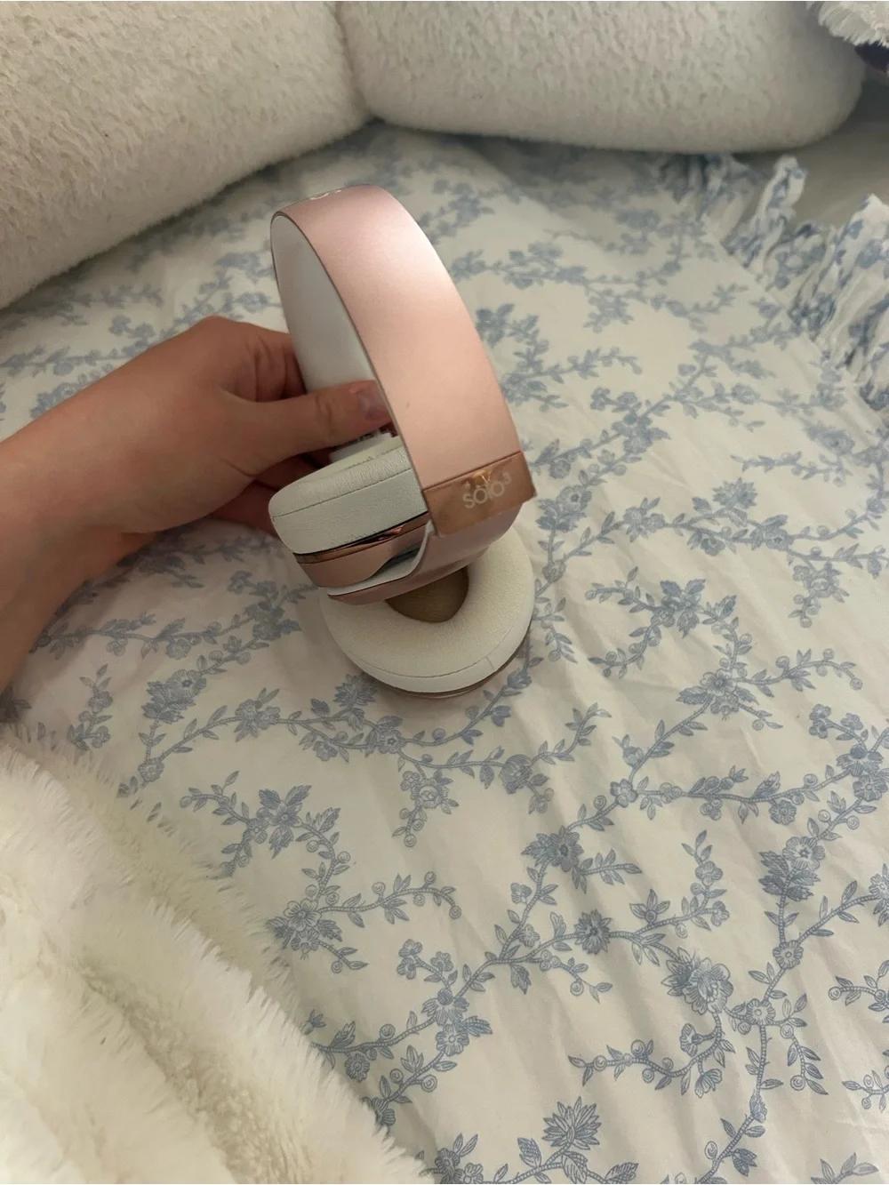 Wireless Solo 3 Beats by Dre Over-Ear Headphones - Rose Gold and White - Picture 9 of 13